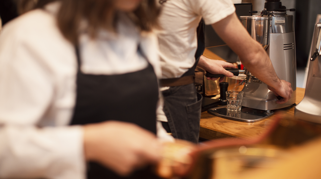 Workshop katılımcıları kahve hazırlıyor